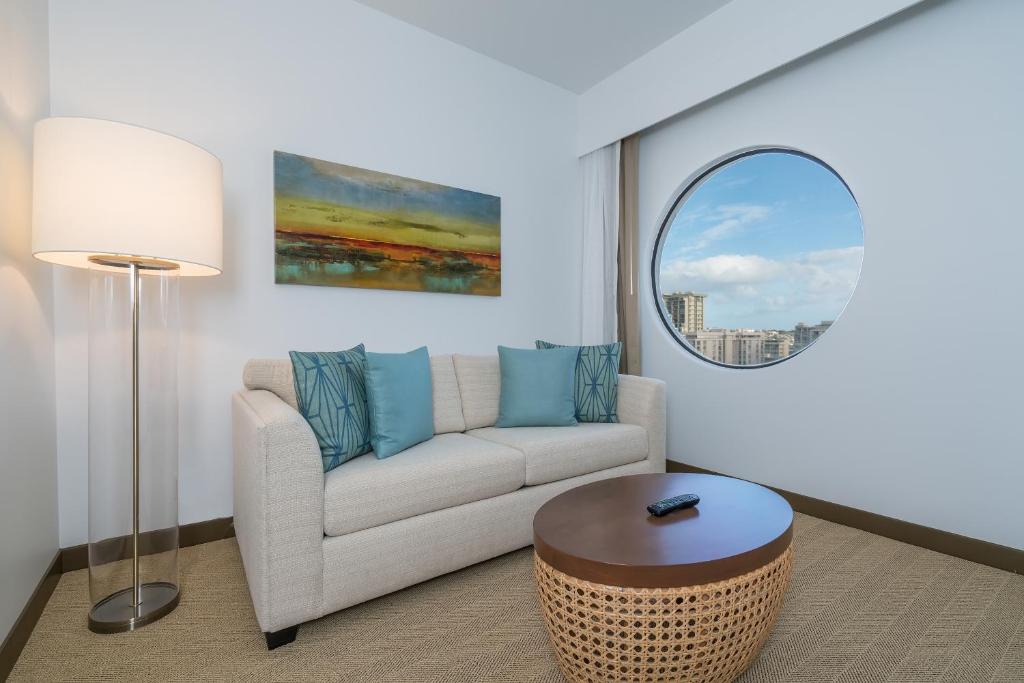 Сьюит (Люкс с 1 кроватью размера «king-size» и видом на город), Hyatt Centric Waikiki Beach