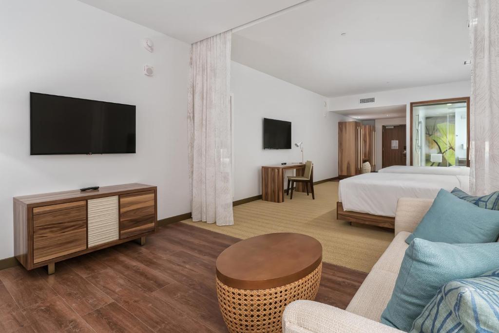 Сьюит (Люкс с 2 кроватями размера «queen-size» и видом на город), Hyatt Centric Waikiki Beach
