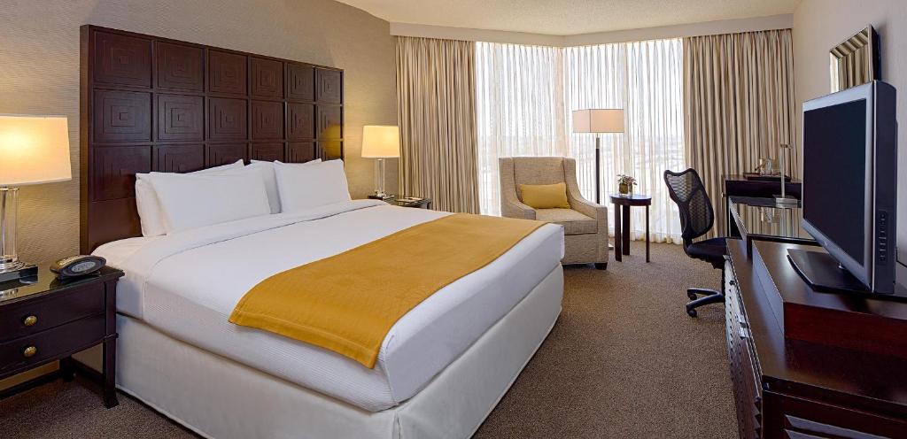 DoubleTree by Hilton Hotel Houston Greenway Plaza Room Type - Deluxe Queen Room - Non-Smoking