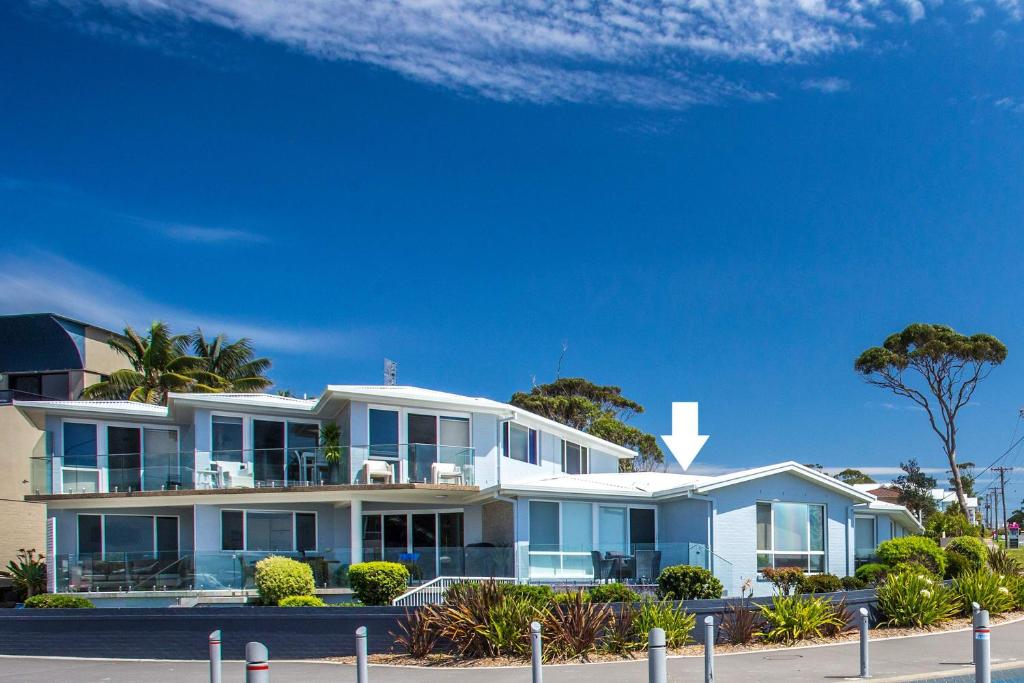 Mariners Mollymook Beach - beachside apartment - Tap to explore photos