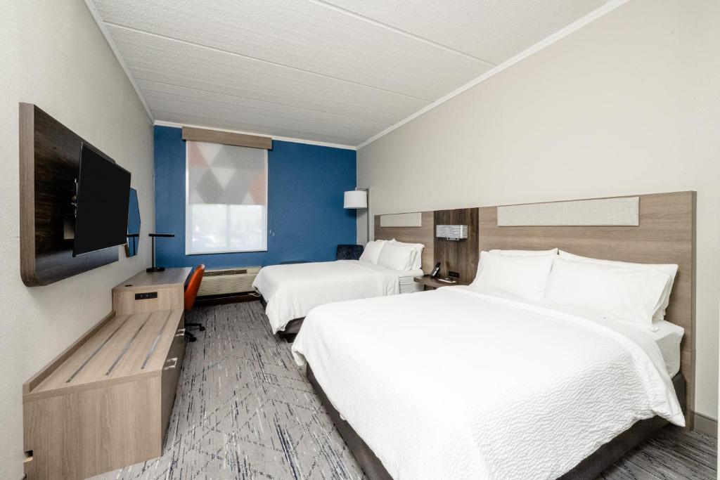 Holiday Inn Express Hotel & Suites Charleston-Ashley Phosphate - Tap to explore photos