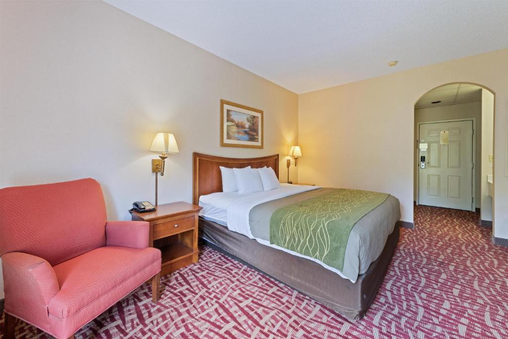 SureStay by Best Western Cherokee on the River Room Type - King Room with River View - Non-Smoking