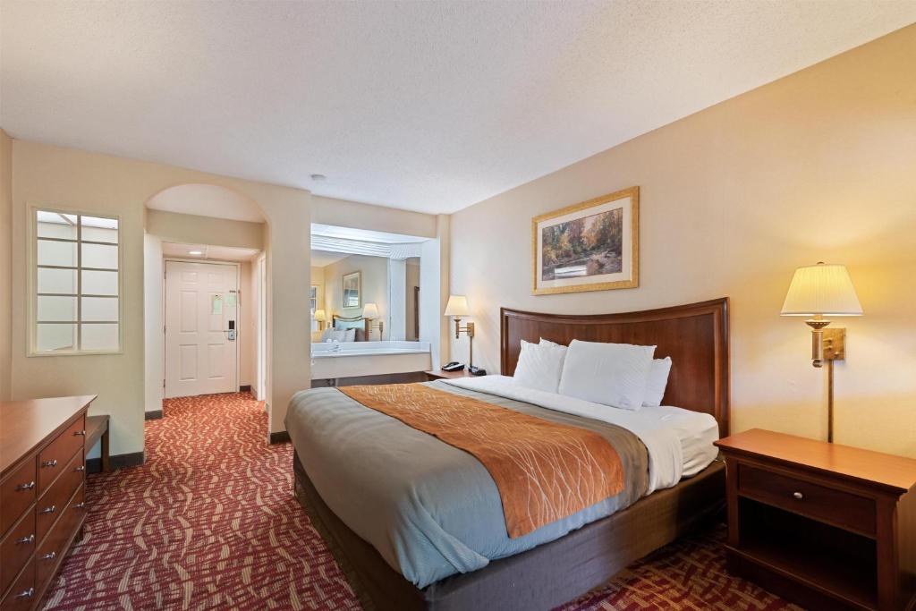 SureStay by Best Western Cherokee on the River Room Type - King Suite with Balcony and River View - Non-Smoking