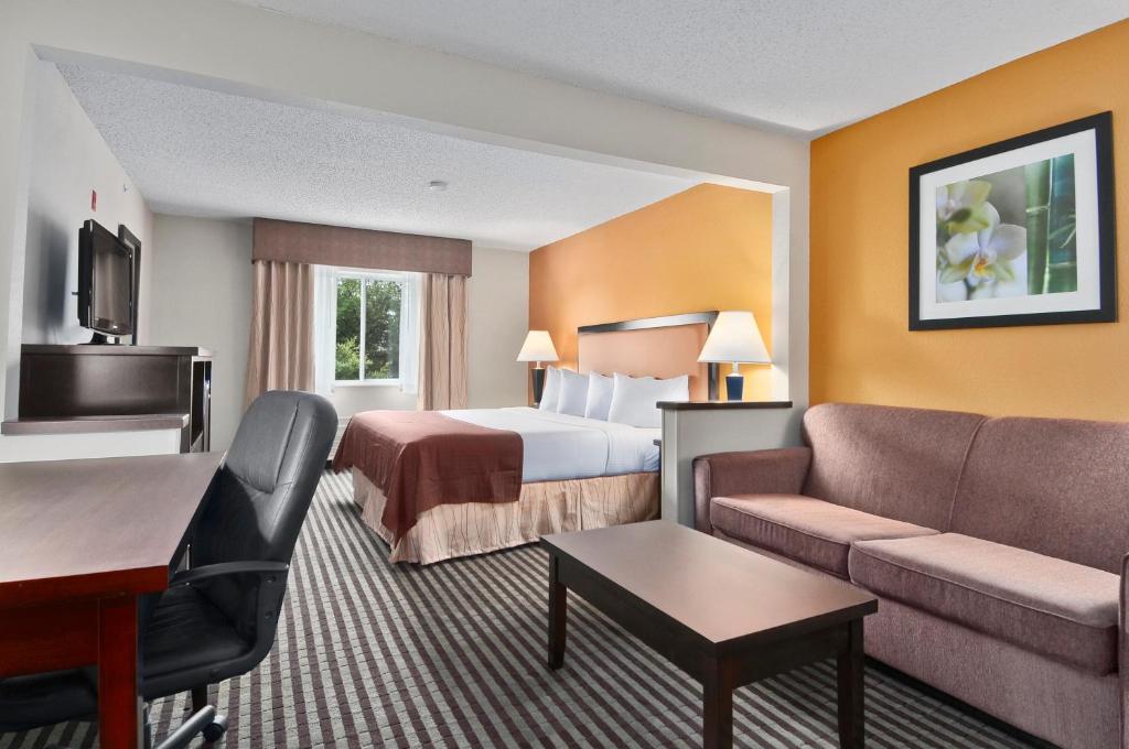Сьюит (Studio Suite with a King Bed, Non-Smoking), Baymont by Wyndham Dallas/ Love Field