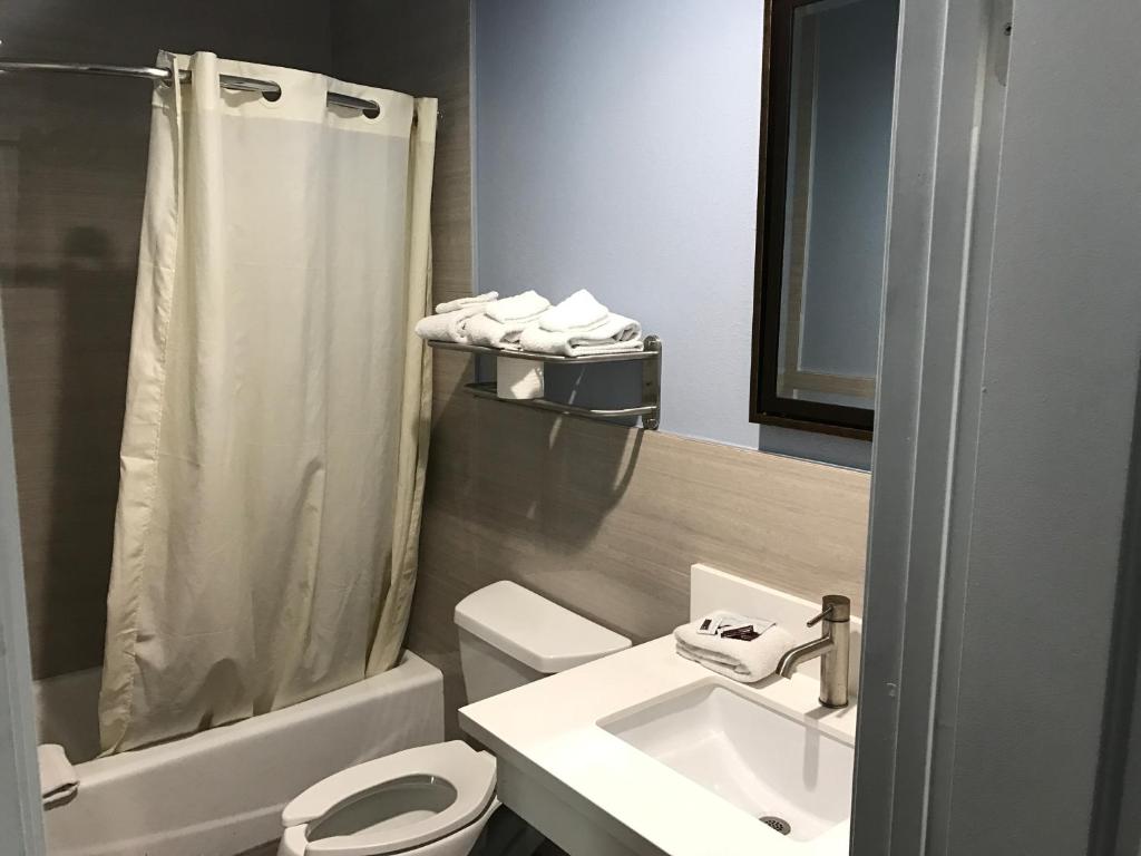Четырехместный (Стандартный номер с двумя кроватями размера «queen-size»), Empire Inn