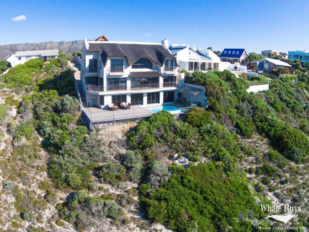 Whale Huys Luxury Oceanfront Eco Villa photo 4