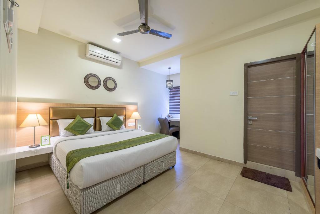 Двухместный ([Sanitized] Deluxe Double Room), Treebo Nestlay Airport