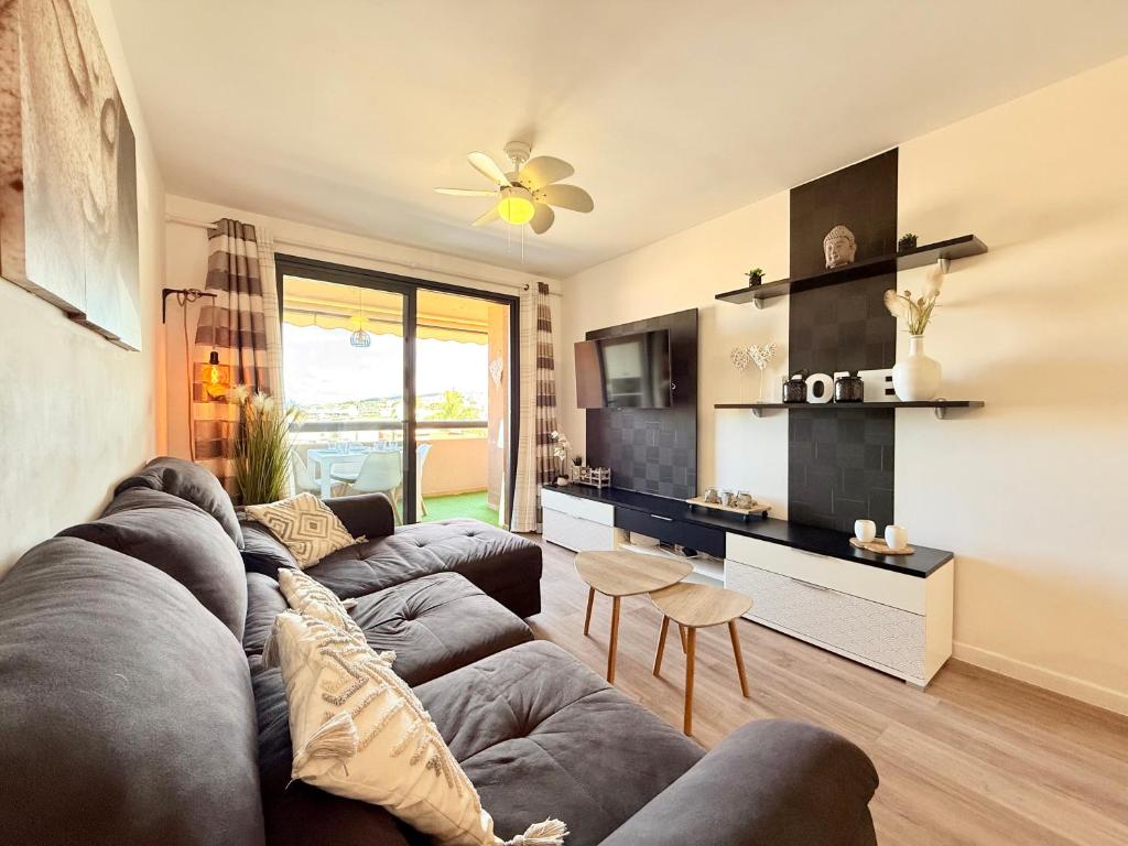 Paraiso II EQ FREE WIFI by Olax Rentals - Tap to explore photos