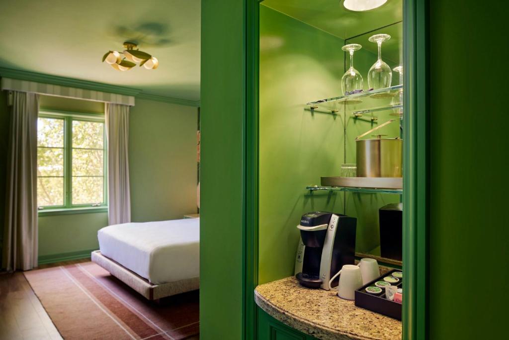 The Carlton Hotel, Atascadero – Paso Robles, a Tribute Portfolio Hotel - Tap to explore photos