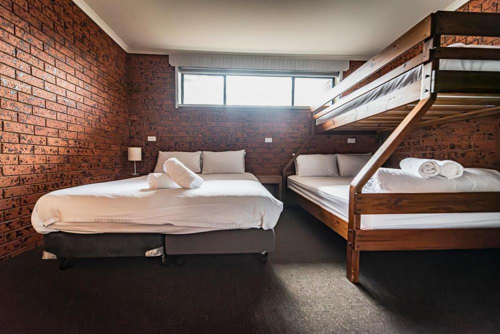 Merrijig Motor Inn Resort - Tap to explore photos