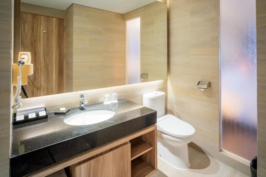 Swiss-Belhotel Karawang Room Type - Deluxe Queen Balcony - Smoking Room Swiss-Belhotel Karawang Room Type - Deluxe Queen Balcony - Smoking Room