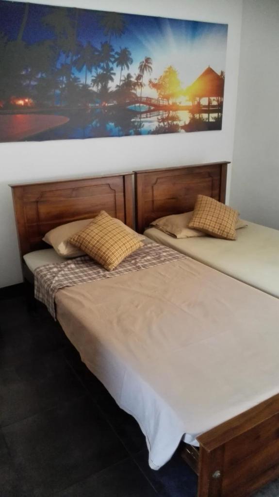 Hotel 100 photo 2