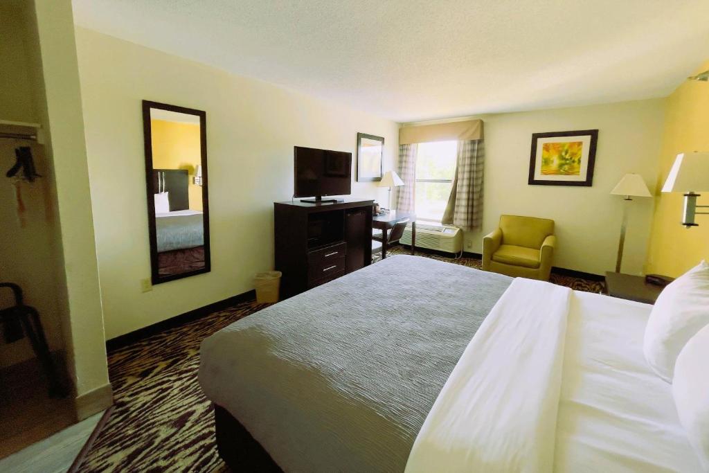 Quality Inn & Suites Clemmons I-40 - Tap to explore photos