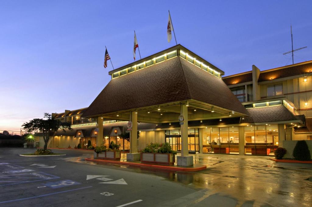Red Lion Hotel Eureka image