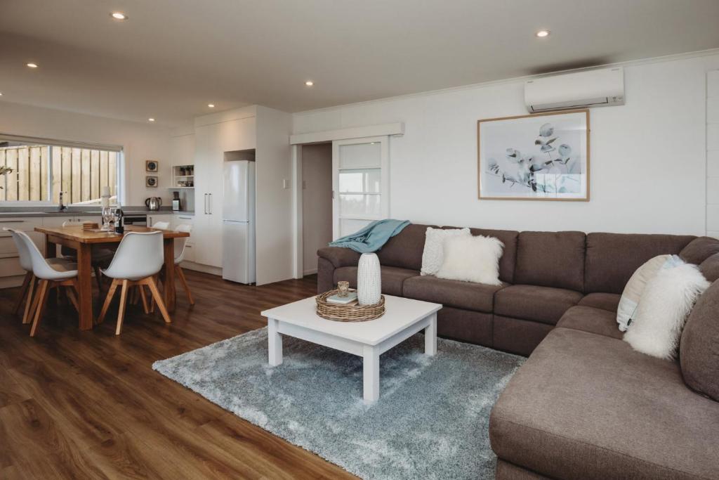 Wow On Wanaka Bay - beachfront living at its best - Tap to explore photos