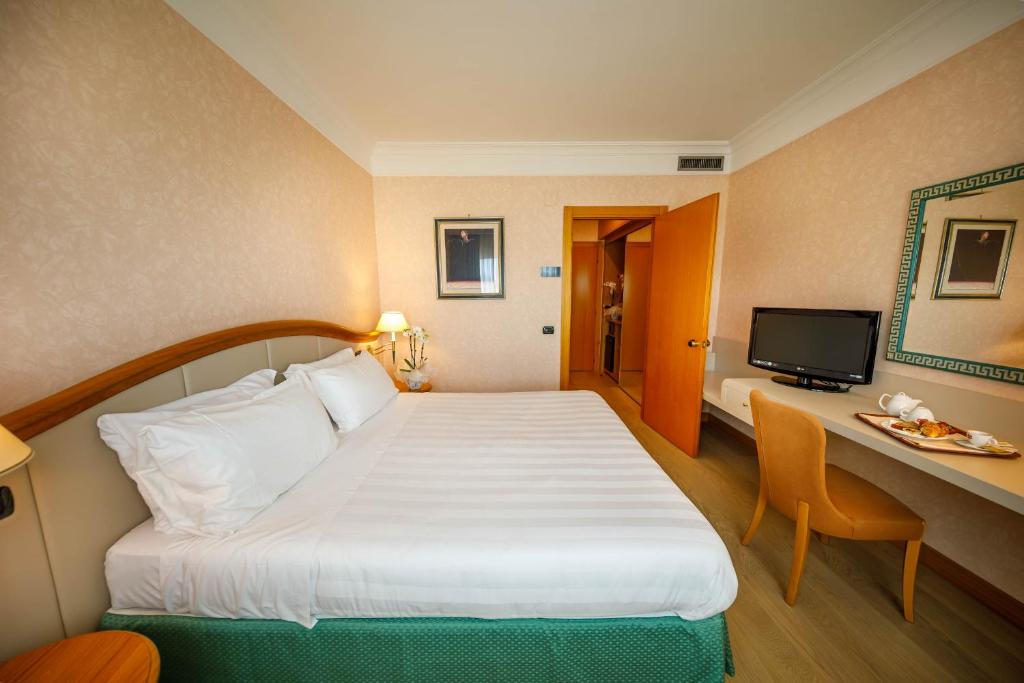 Hotel Perugia Plaza - Tap to explore photos