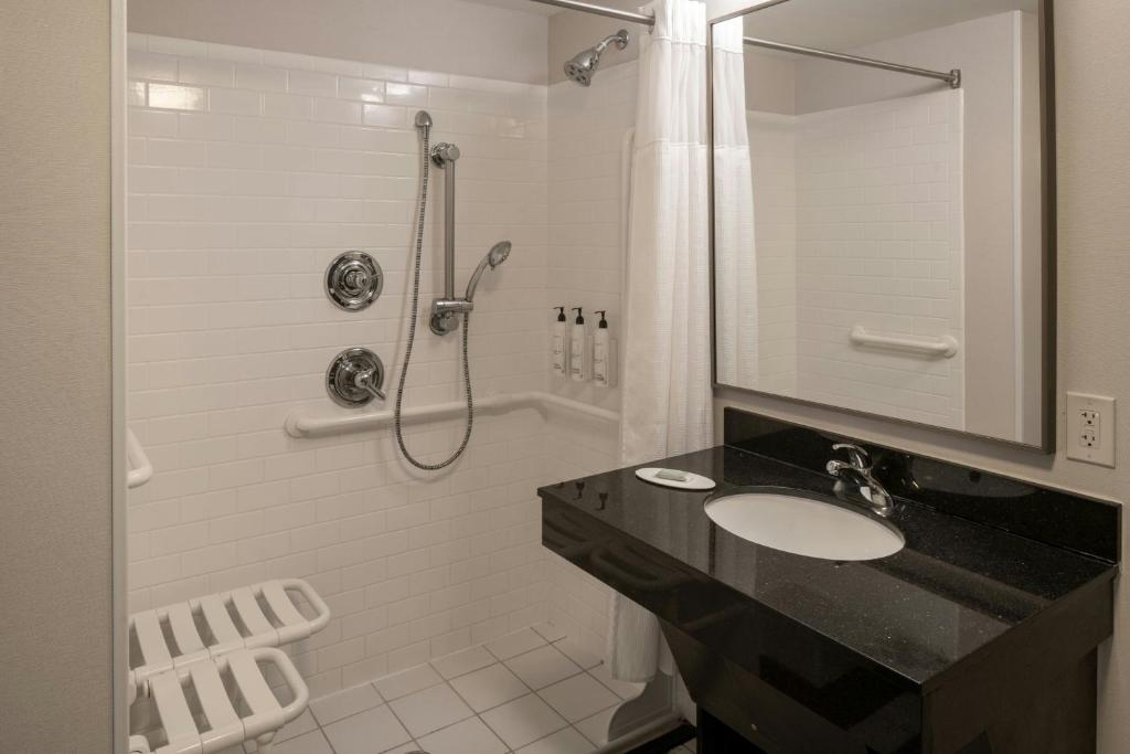 Fairfield Inn & Suites by Marriott Mobile Daphne/ E Shore - Tap to explore photos