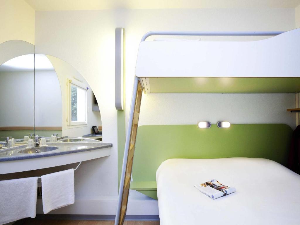 ibis budget Sisteron Room Type - Triple Room with Bunk Bed