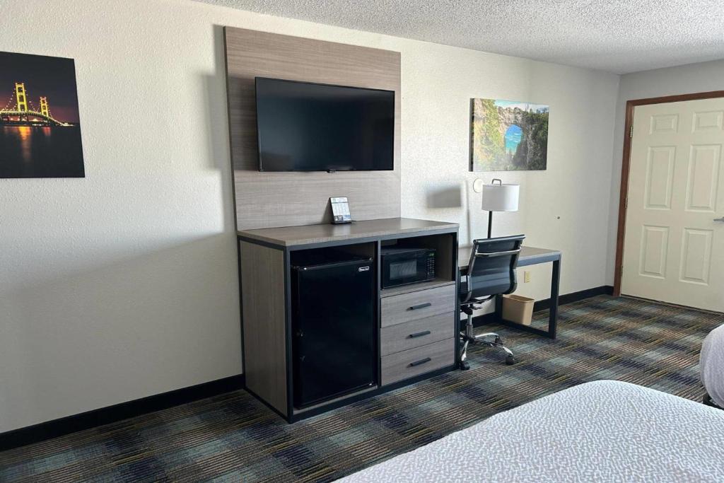 AmericInn by Wyndham Saint Ignace Lakefront - Tap to explore photos