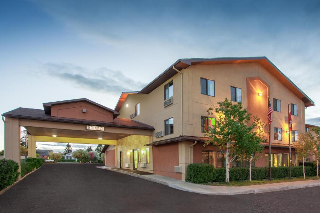 Super 8 by Wyndham Butte MT image