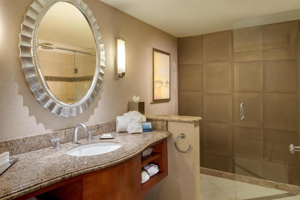 DoubleTree by Hilton Washington Dulles Airport Room Type - Premium Room with Two Double Beds and Rain Shower