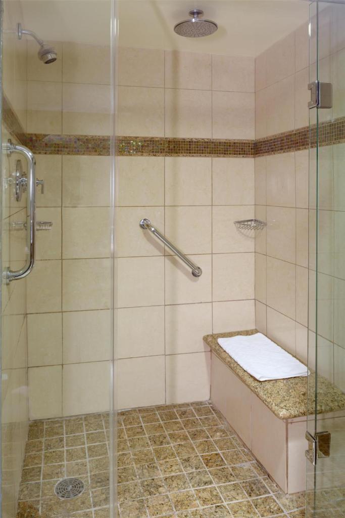 DoubleTree by Hilton Washington Dulles Airport Room Type - Double Room with Two Double Beds and Roll-In Shower - Mobility and Hearing Access/Non-Smoking