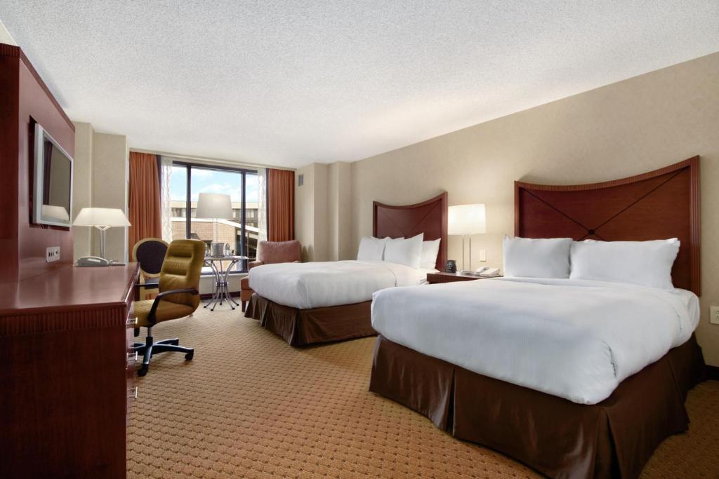 DoubleTree by Hilton Washington Dulles Airport Room Type - Double Room with Two Double Beds and Roll-in Shower - Mobility Access