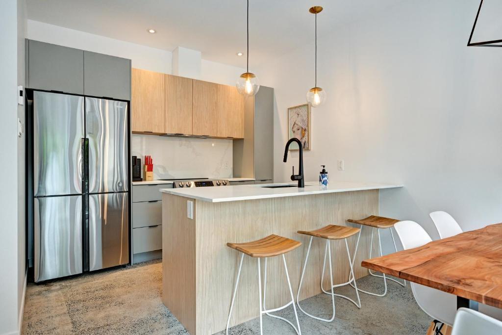 Amazing 2BR condo with private terrace presented by TripMontreal II - Tap to explore photos
