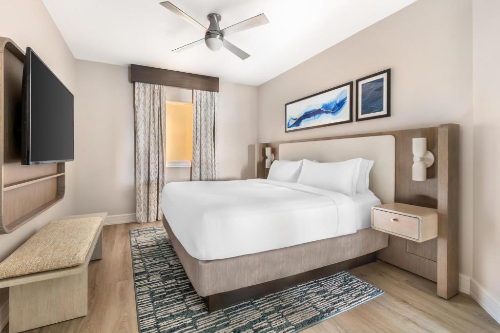 Ocean 22 By Hilton Grand Vacations - Tap to explore photos
