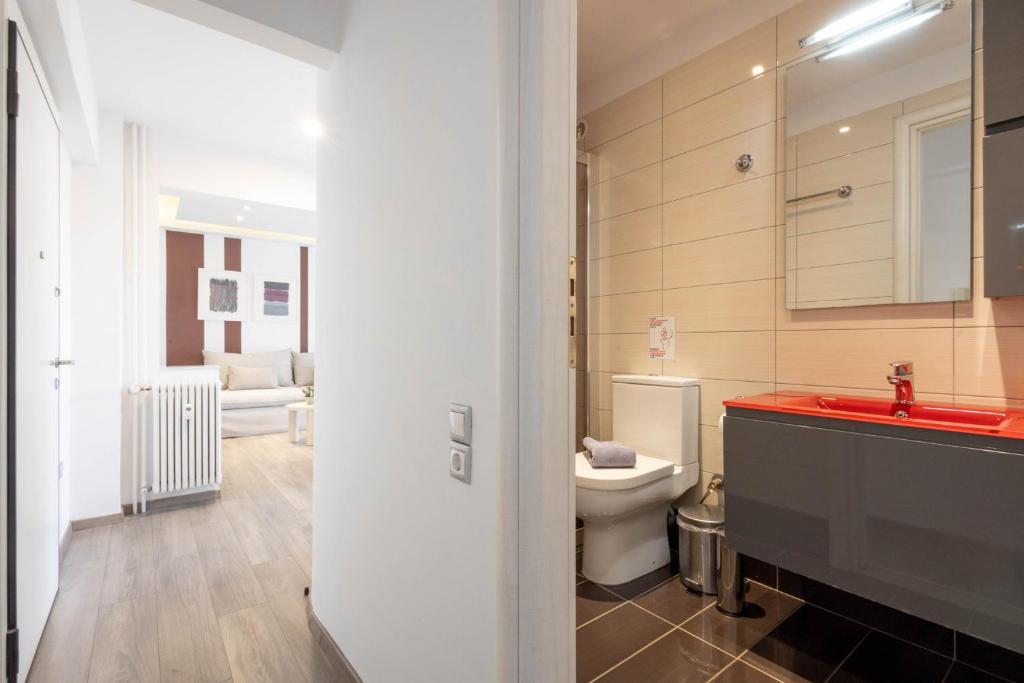 Glyfada Charm Newly Renovated 2BR Apartment - Tap to explore photos