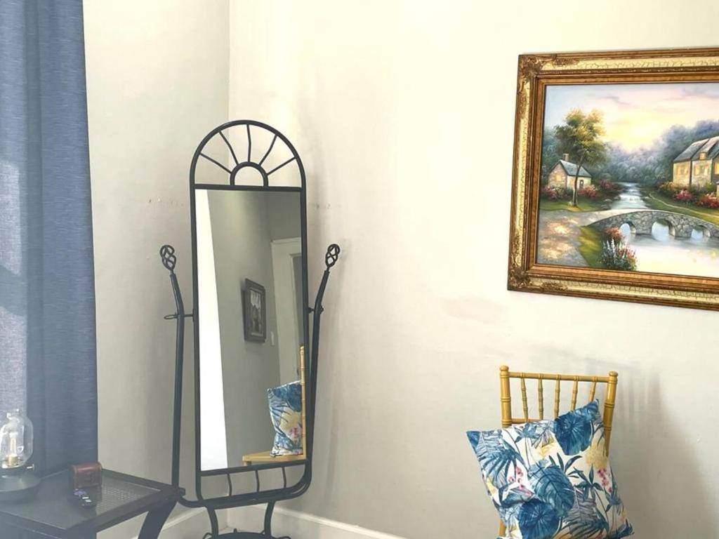Sunny and Charming Suite next to MIA - Tap to explore photos