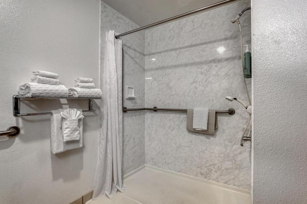 Best Western Seattle Airport Hotel - Tap to explore photos