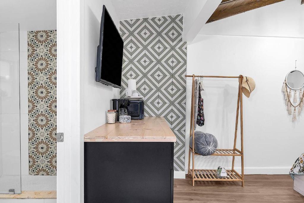 Private and Secluded Studio in Little Havana - 6V - Tap to explore photos