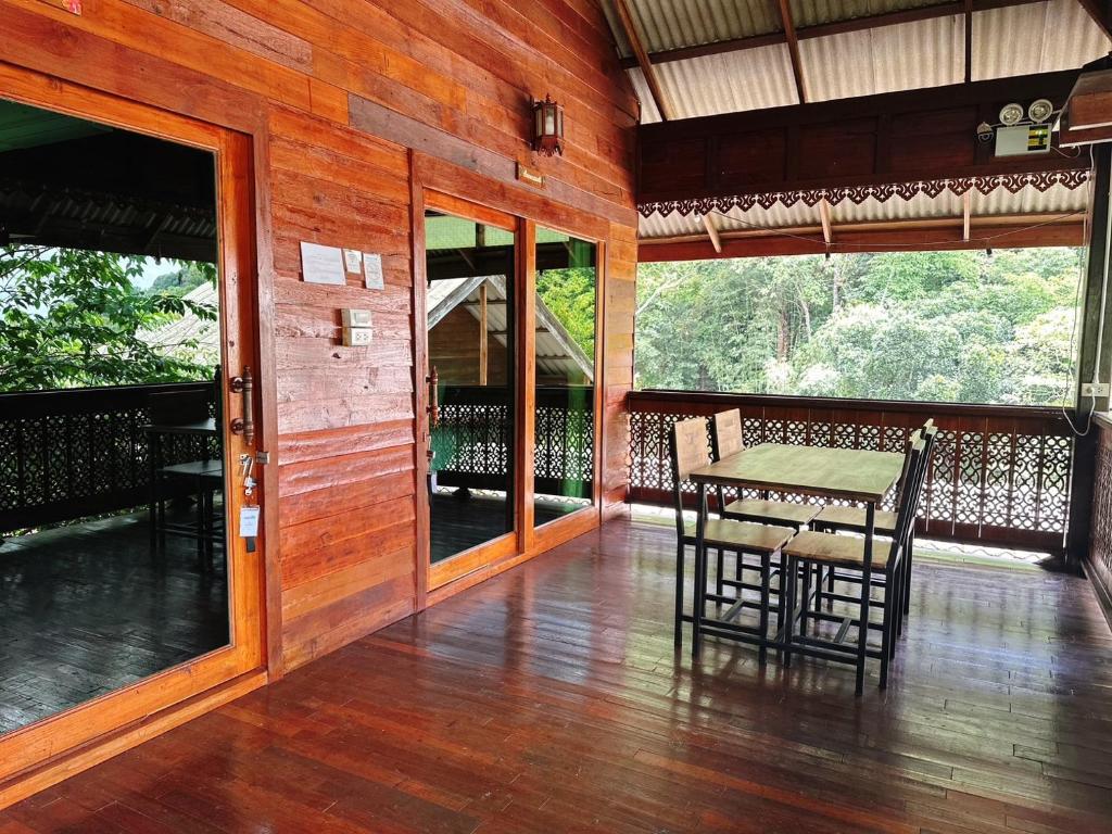 บ้านเอื้องดอยแม่กําปอง