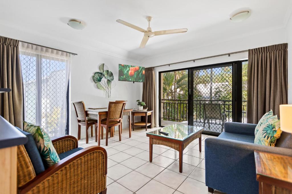 Trinity Beach Club Holiday Apartments - Tap to explore photos