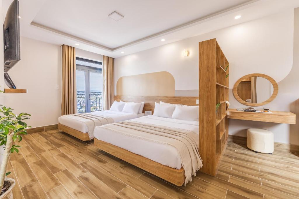 AuraLite Hotel - Panorama View Đà Lạt Room Type - Family Room with Balcony