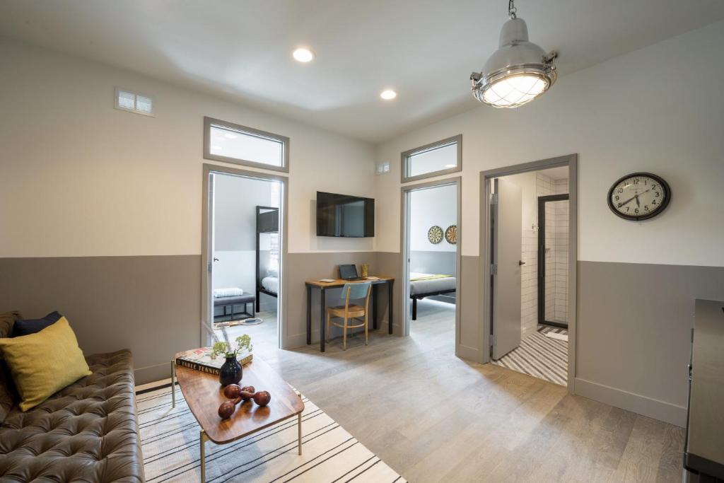 Сьюит (Люкс с 2 спальнями), The Chicago Hotel Collection River North Mag Mile