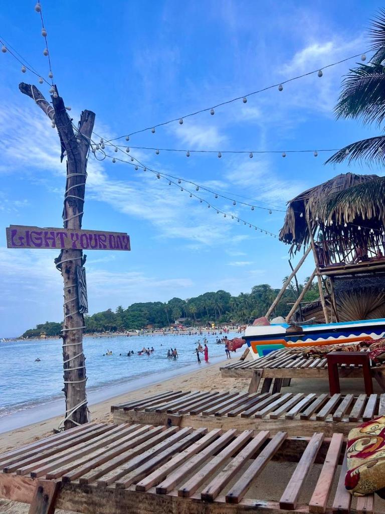 Asai surf inn Arugambay - Tap to explore photos