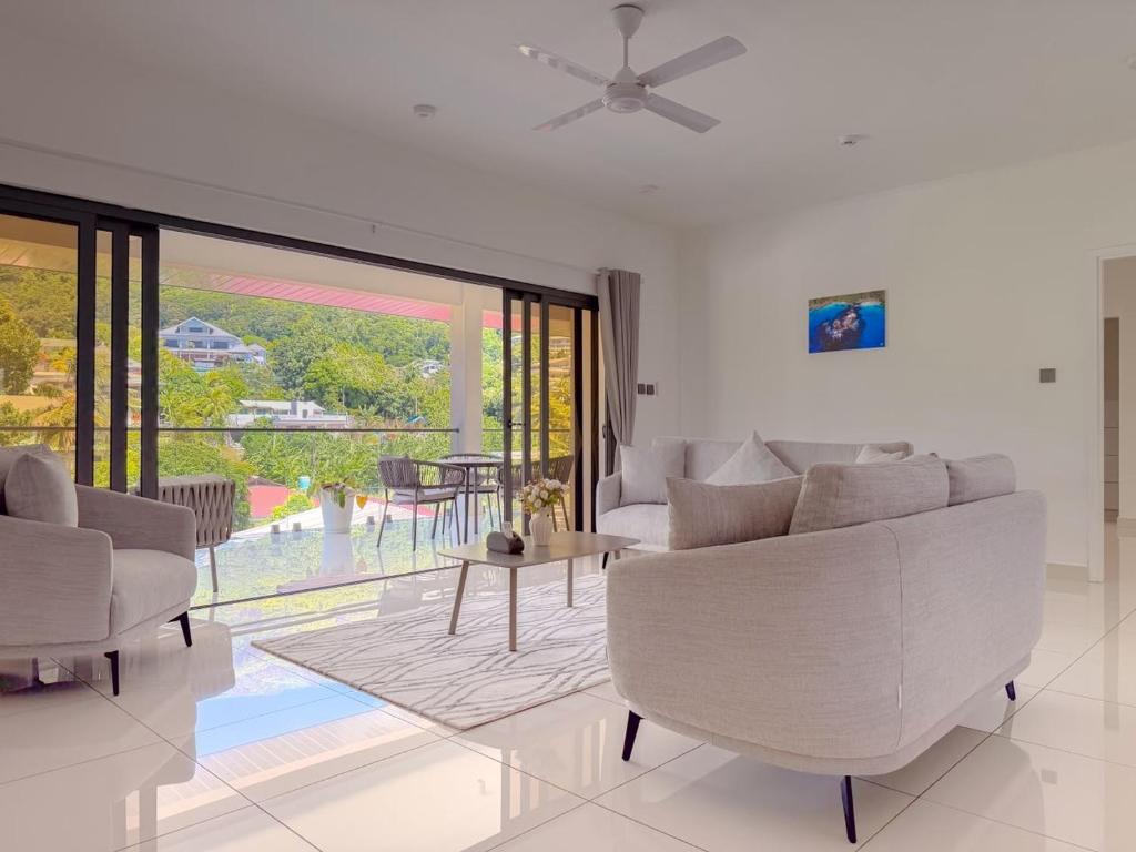 Cove Holiday Apartments - Tap to explore photos