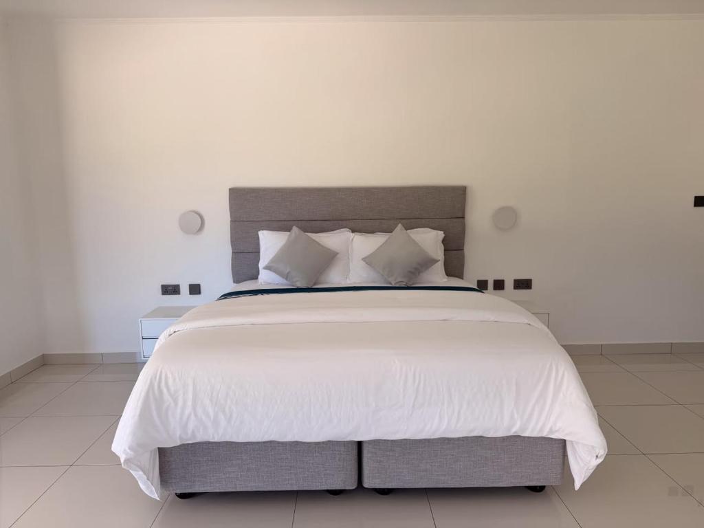 Cove Holiday Apartments - Tap to explore photos