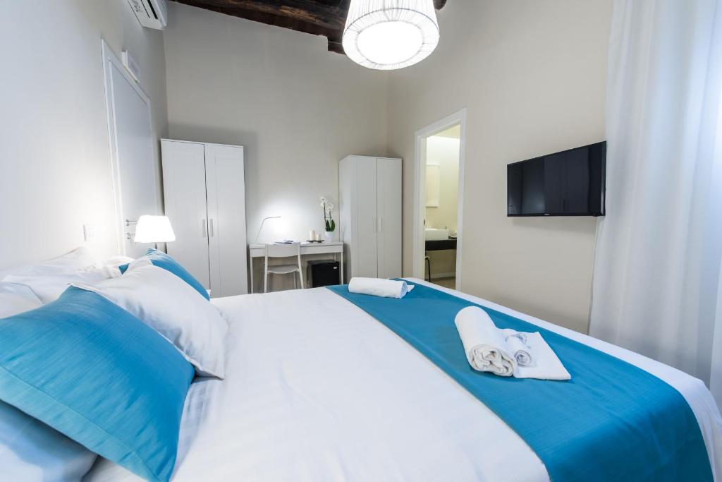 LuxurYenne Room Type - Standard Double Room