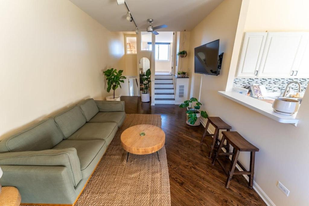 Bucktown Private Condo - Tap to explore photos