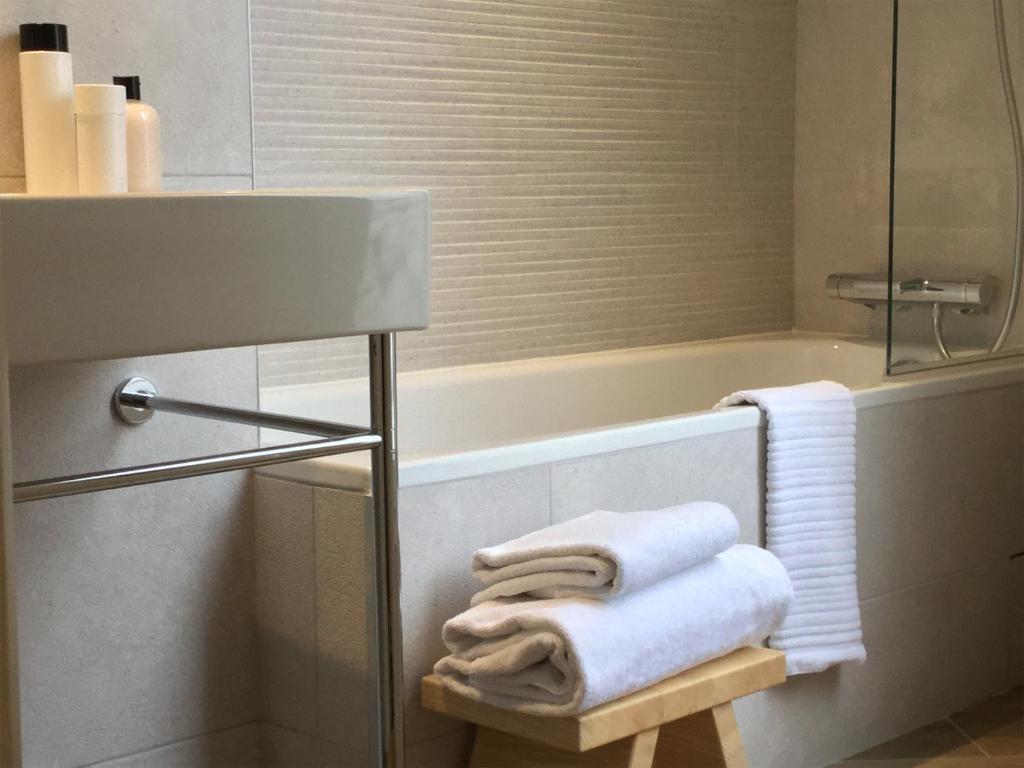 Трехместный (Улучшенный номер с кроватью размера «king-size»), Best Western Plus de Neuville Arc de Triomphe