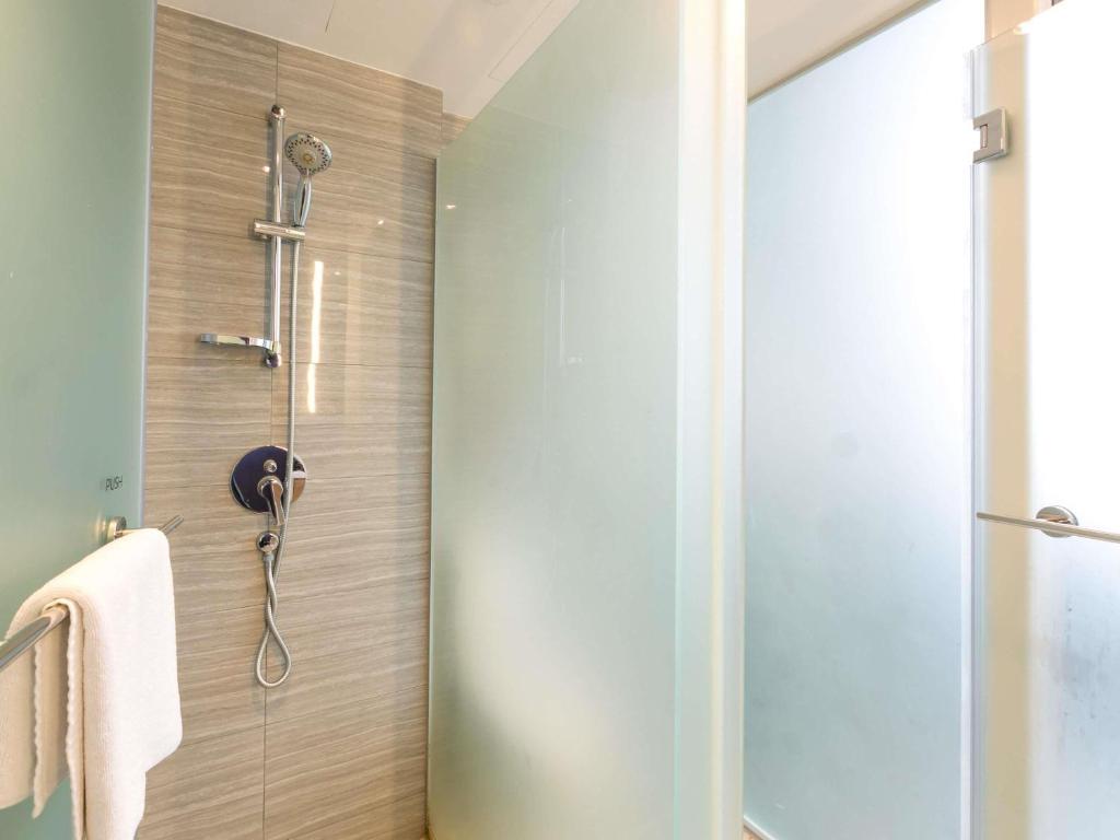 MERCURE SINGAPORE BUGIS Room Type - Signature Queen Room