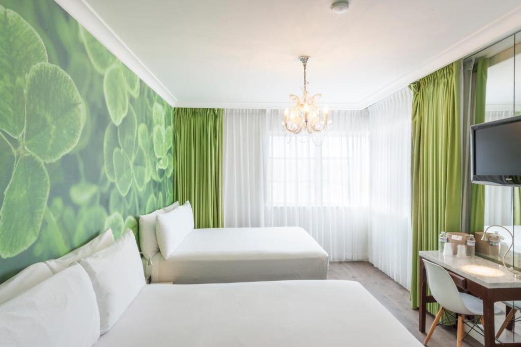 Четырехместный (Традиционный номер с 2 кроватями размера «queen-size»), President Hotel