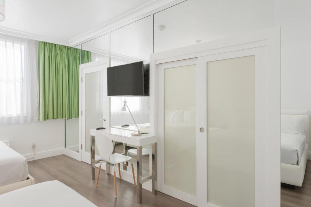 Сьюит (Номер в пентхаусе с 2 кроватями размера «queen-size»), President Hotel