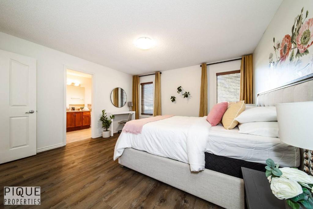 Chic 3BR Modern Home - Wi-Fi - Netflix - Sleeps 8! - Tap to explore photos