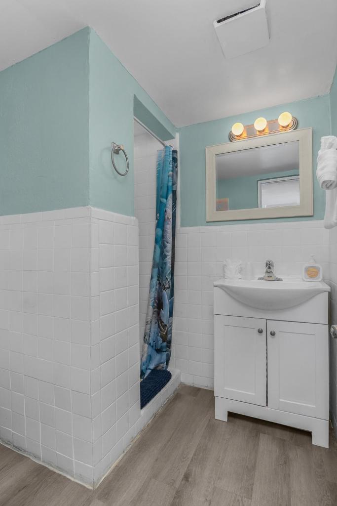 Latitude 26 Waterfront Boutique Resort - Fort Myers Beach - Tap to explore photos