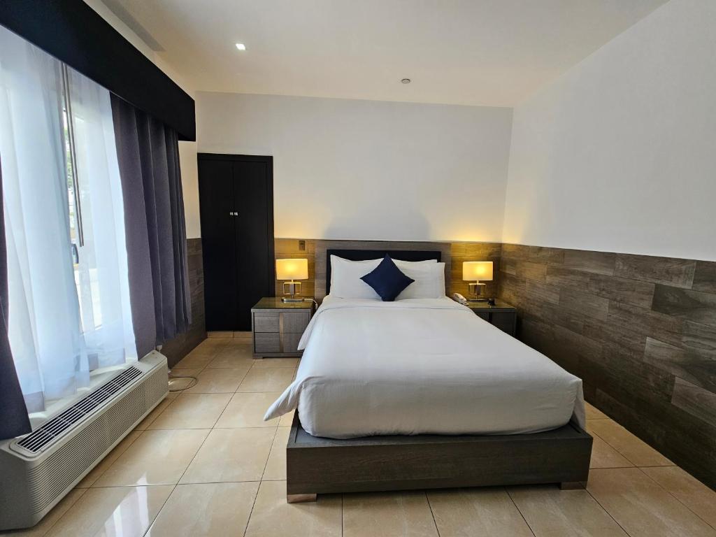 Beverly Hills: Hotel & Business - Tap to explore photos