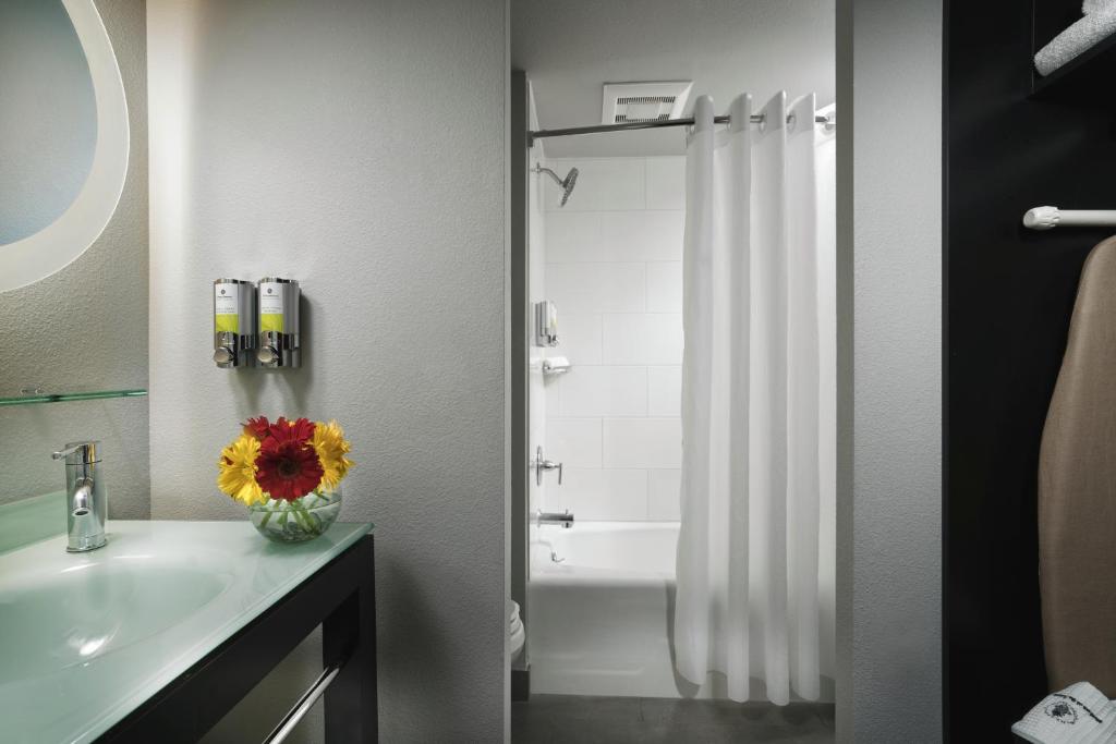 Четырехместный (Номер Делюкс с 2 кроватями размера «queen-size»), Staypineapple, Hotel FIVE, Downtown Seattle